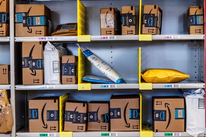 Amazon-Pakete im Regal