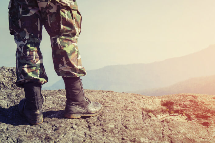 Soldat in Uniform auf einem Berg