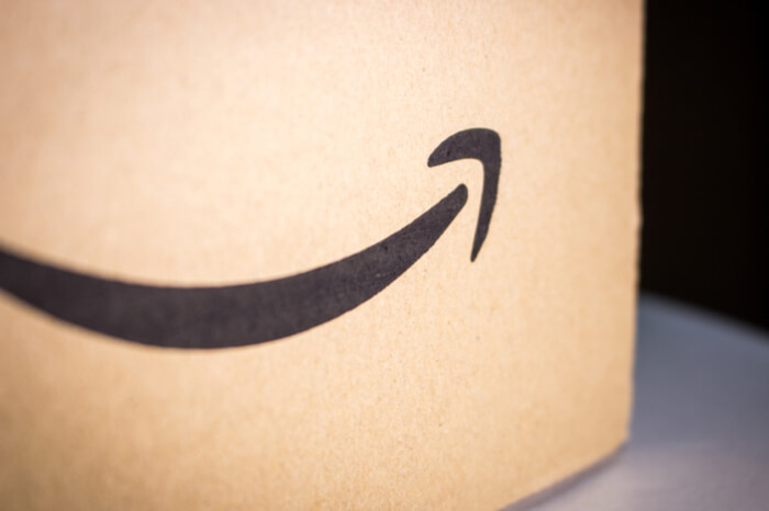 Zahlen geben Grund zur Freude: Amazon-Karton mit dem berühmten Lächeln