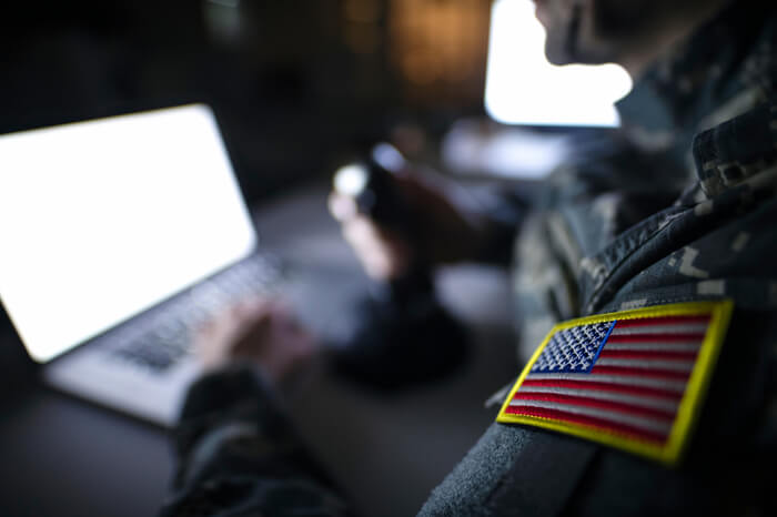 US-Soldat am Laptop