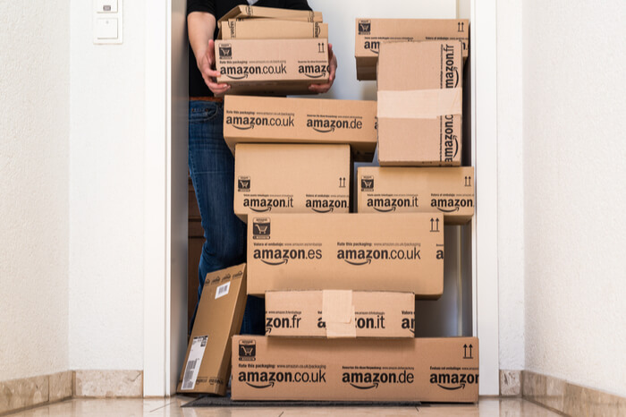 Amazon-Pakete vor einer Haustür