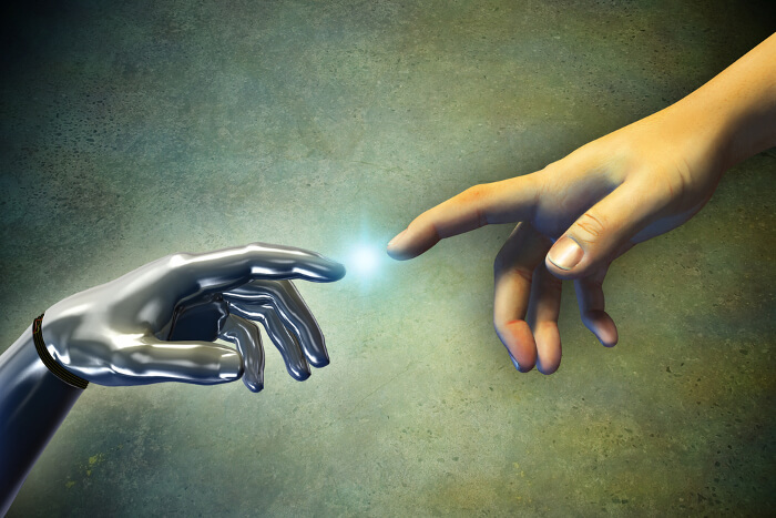 Mensch und Technik: Annäherung von Händen