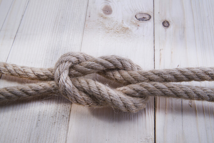 Zwei Seile mit einem Knoten verbunden