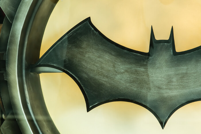Batman Symbol auf einem Scheinwerfer