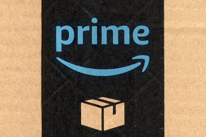 Amazon Prime Logo auf einem Paket