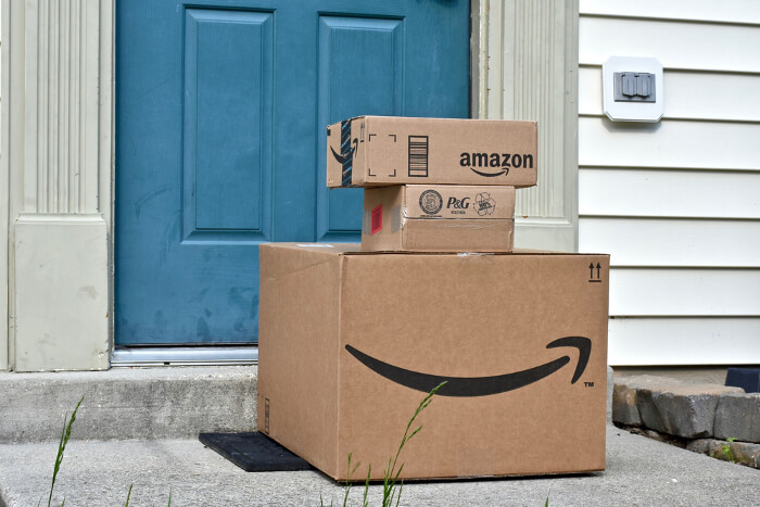 Amazonpakete vor Haustür