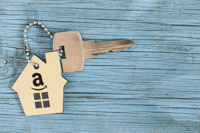 Schlüssel mit einem Schlüsselanhänger und Amazon-Logo