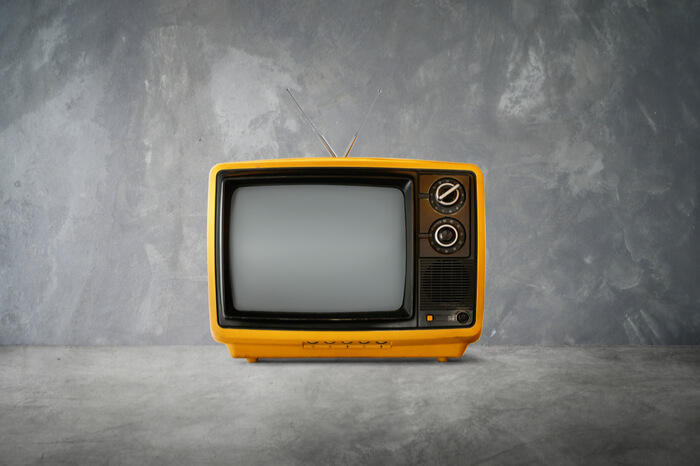 Retro-Fernseher in Gelb
