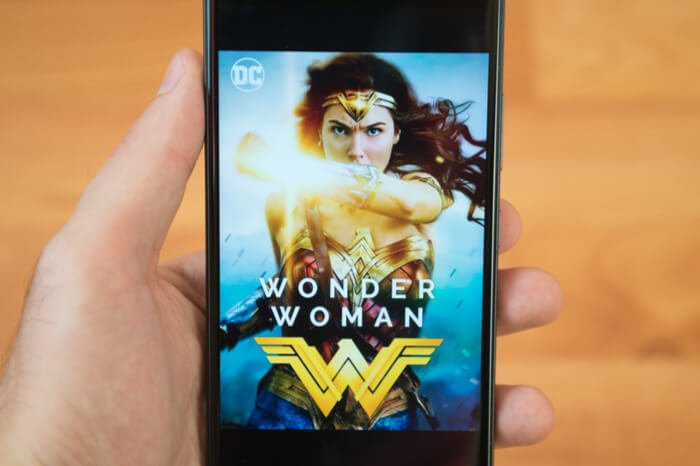 Wonder Woman auf einem Smartphone Screen