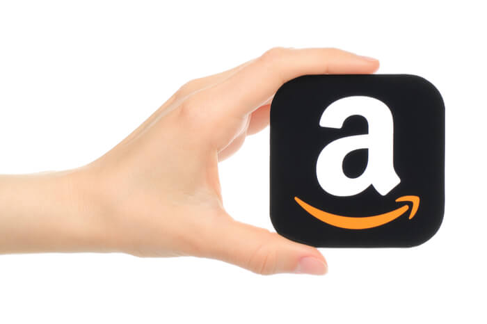 Hand mit Amazon-Logo
