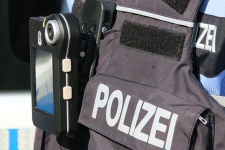 Kamera an Polizeiuniform