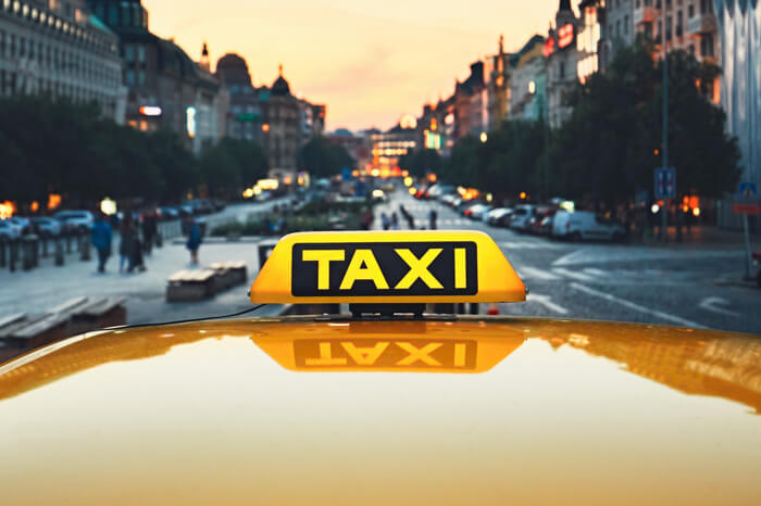 Taxi mit einer Stadt im Hintergrund