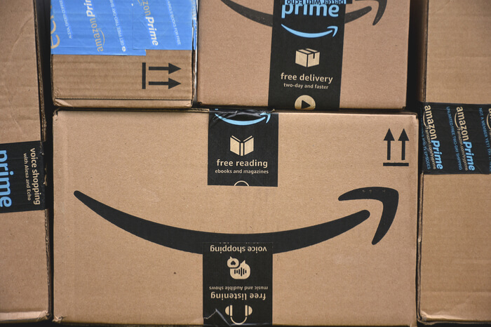 Verschiedene Amazon-Pakete auf einem Stapel