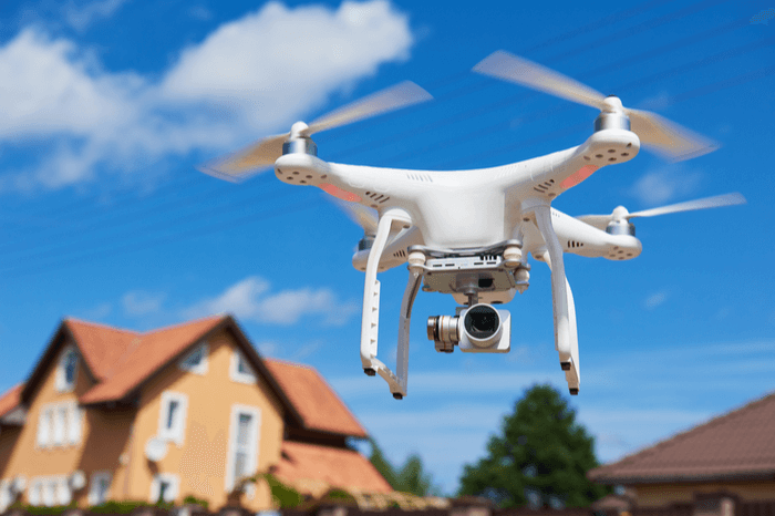Drohne vor Haus