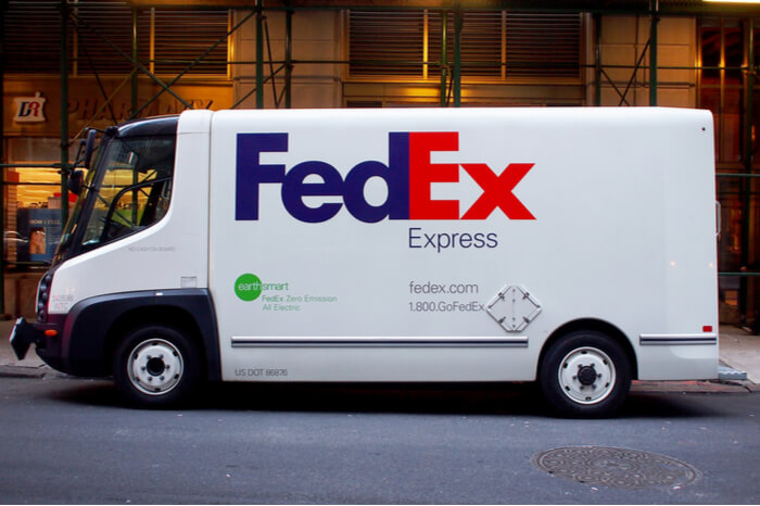 FedEx-Lieferwagen vor einem Gebäude