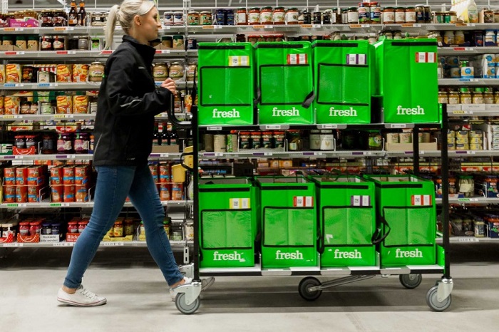 Frau mit Amazon-Fresh-Boxen