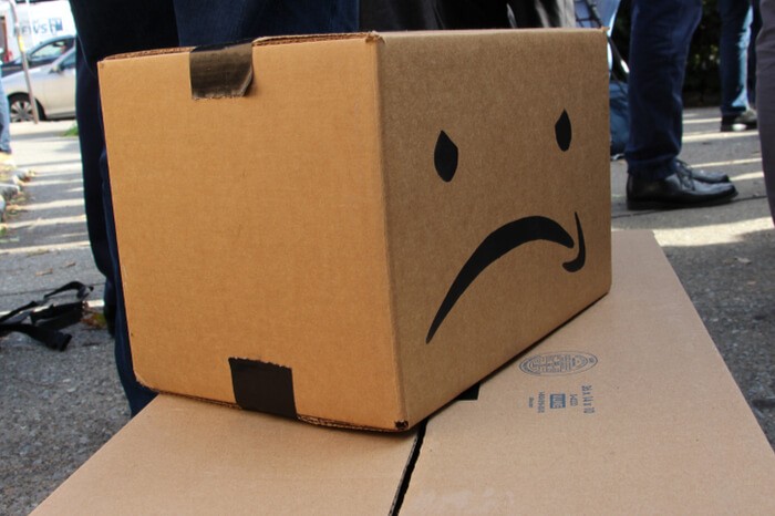 Amazon-Paket mit wütendem Smiley