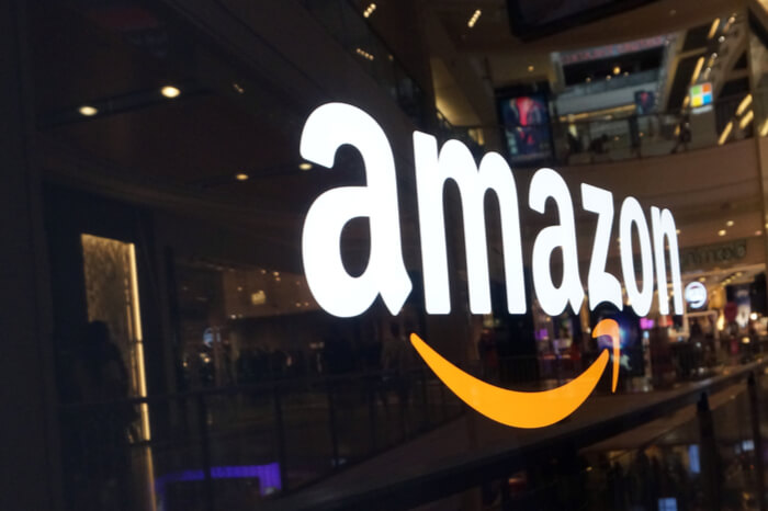 Amazon-Logo auf einer dunklen Fläche