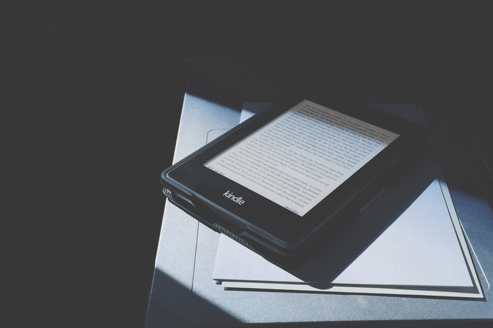 Amazon: E-Book-Reader von Kindle auf einem Tisch