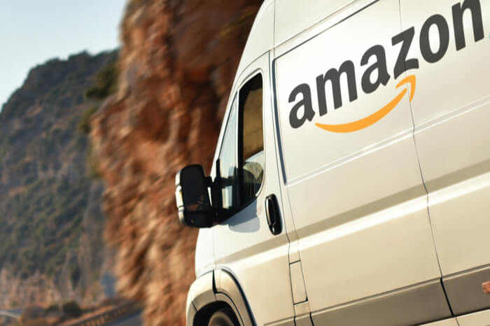 Weißer Transporter mit dem Amazon-Logo