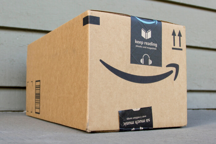 Amazon-Paket mit einem Lächeln