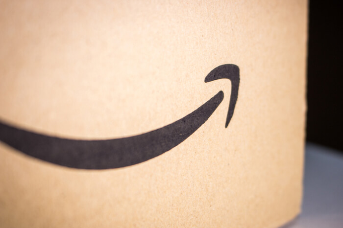 Lächeln auf einem Amazon-Paket in Großaufnahme