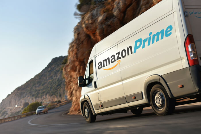 Amazon-Lieferfahrzeug auf der Straße