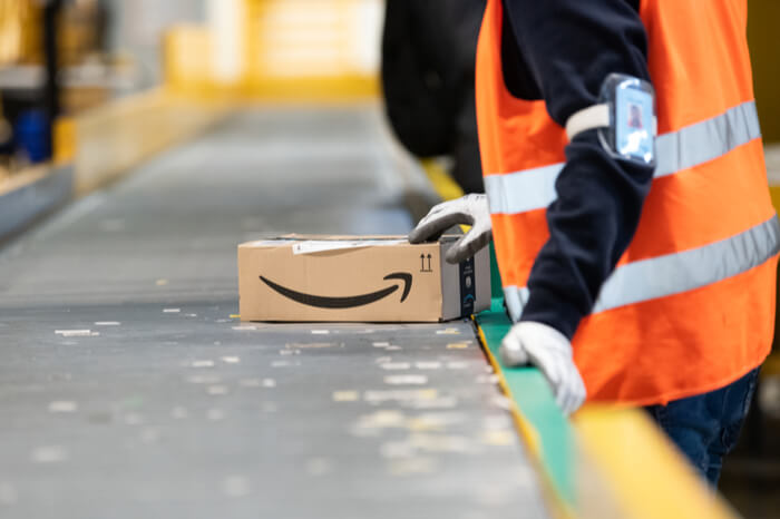 Amazon Mitarbeiter im Logistikzentrum