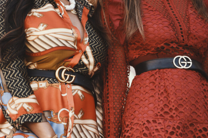 Zwei Frauen mit Gürtel der Marke Gucci