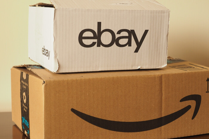 Zwei Kartons übereinander: eins von Amazon, eins von Ebay