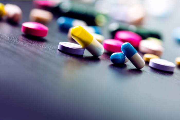 Apotheke: Viele Tabletten auf einem Tisch