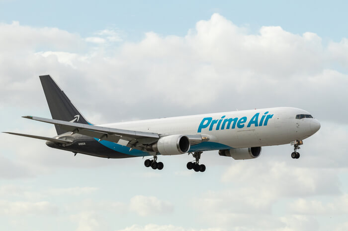 Flugzeug der Marke Amazon Air