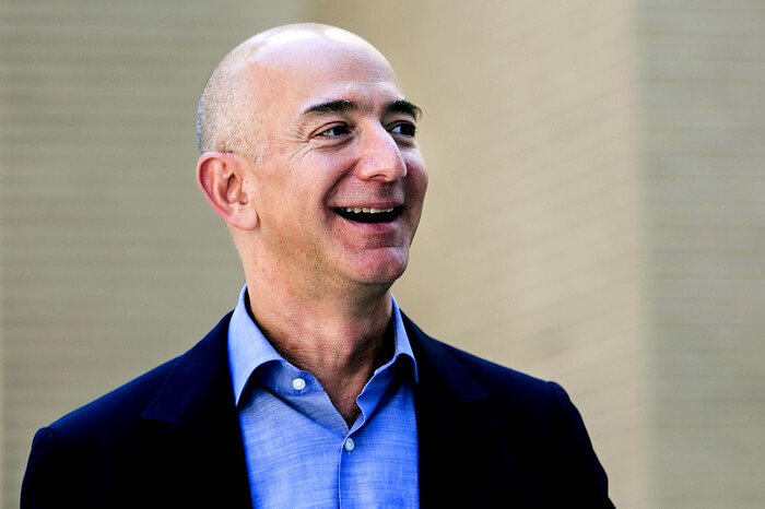 Amazon-Gründer Jeff Bezos lacht