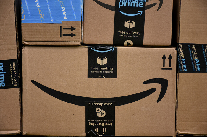 Viele Amazon-Pakete auf einem Haufen