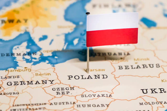 Kleine Fahne von Polen auf einer Karte