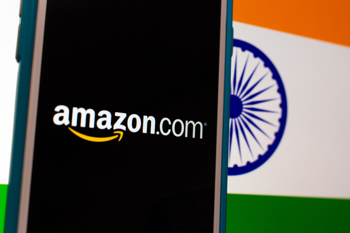 Amazon auf Smartphone mit Indien-Flagge