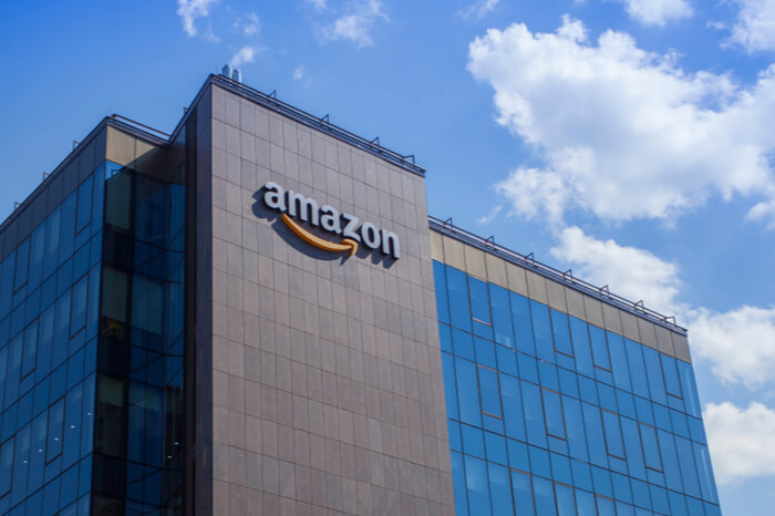 Amazon-Schriftzug auf einem Gebäude