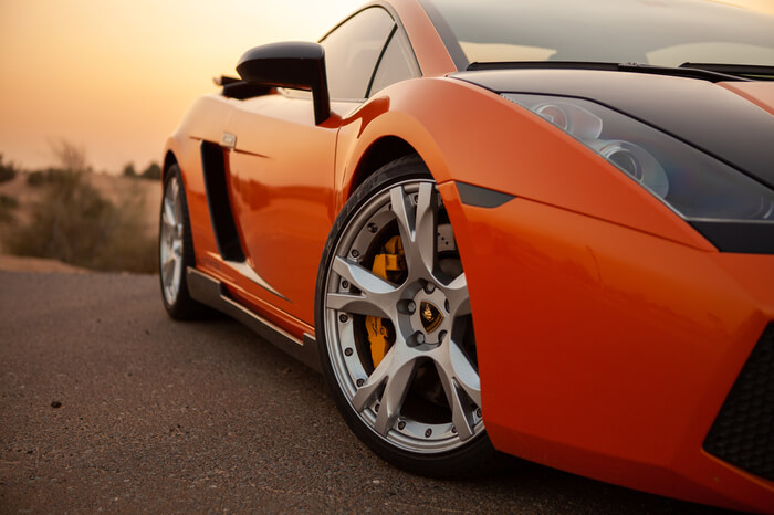 Nahaufnahme eines Lamborghini im Sonnenuntergang