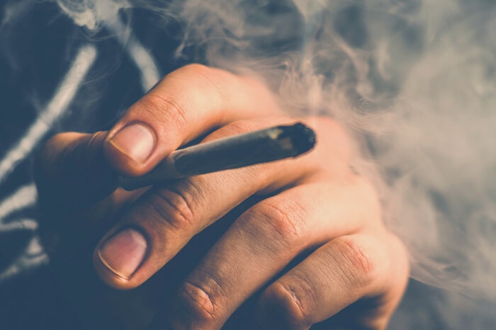 Marihuana: Ein Mann raucht einen Joint