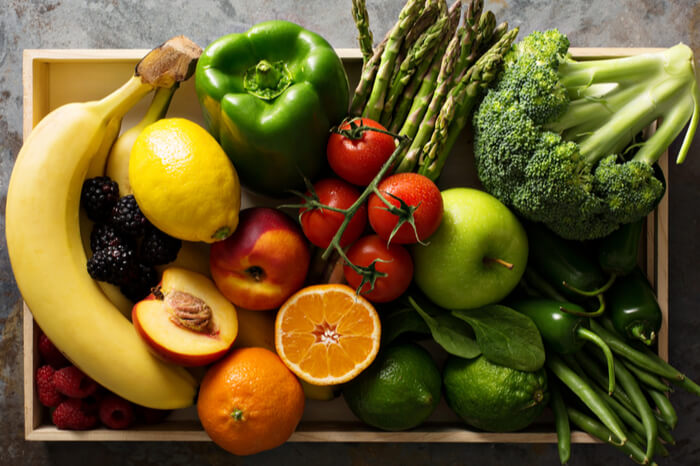 Obst und Gemüse in einer Kiste