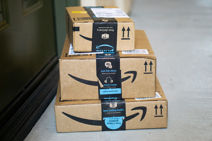 Amazon-Pakete vor der Tür