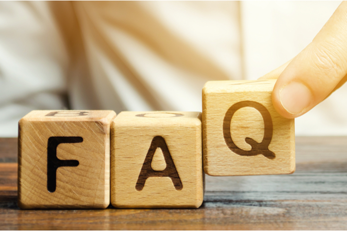 Holzblöcke mit dem Wort FAQ (häufig gestellte Fragen)