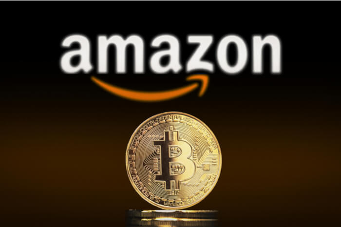 Physischer Bitcoin, ein Amazon-Logo im Hintergrund 