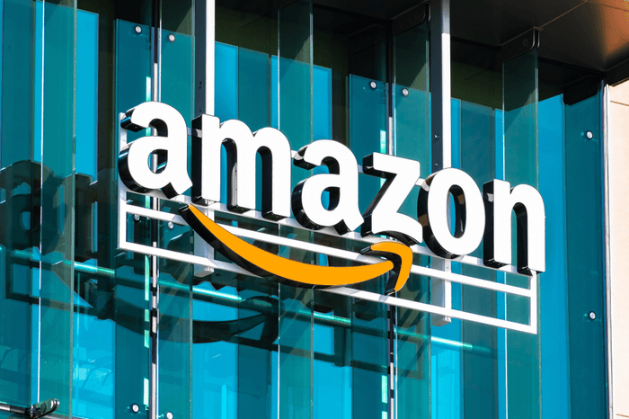 Amazon-Logo an einer Glasfassade