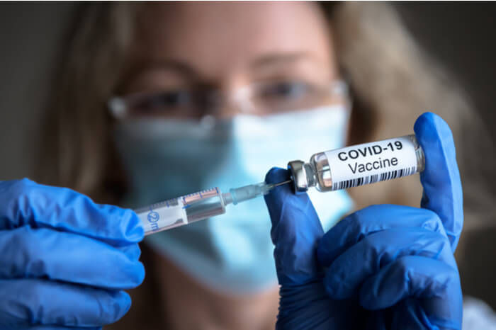 Ärztin mit Covid-Impfstoff