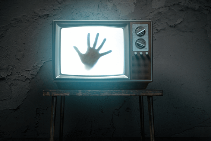 Horrorfilm: Dunkle Hand in einem Fernseher