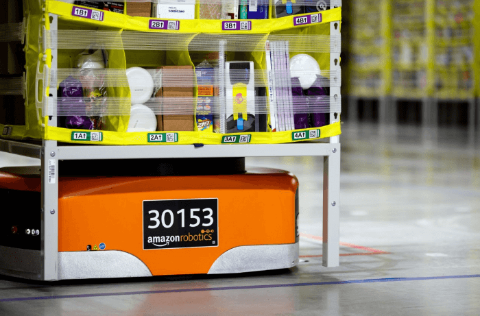 Roboter in einem Logistikzentrum von Amazon