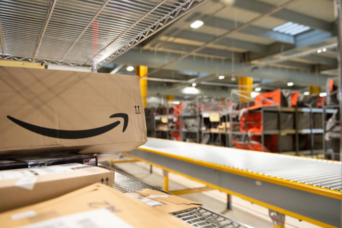Amazon-Paket in einem Logistikzentrum des Konzerns