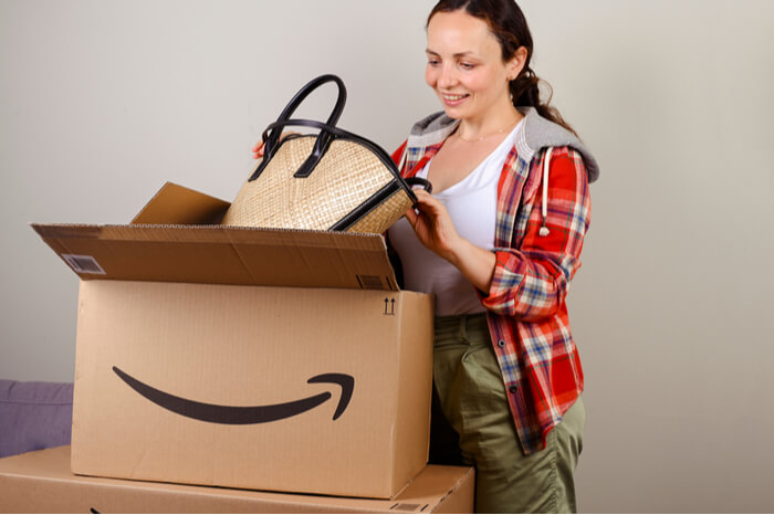 Frau mit Amazon-Paket