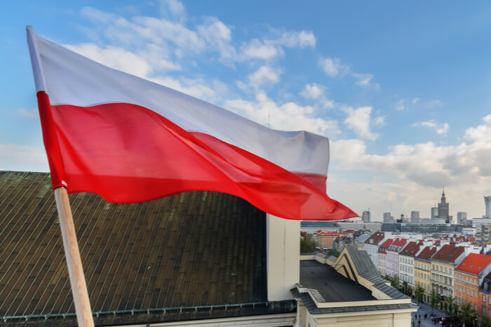 Polnische Flagge vor einer Stadt